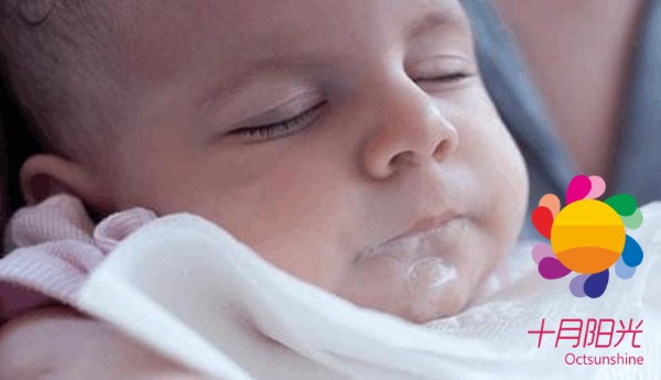 宝宝呛奶正确的做法 小宝宝为什么容易呛奶(图1)