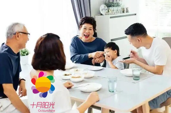 保姆阿姨能不能和雇主家人同桌吃饭？(图1)