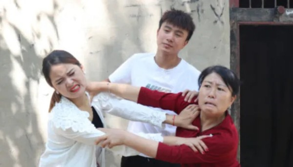 婆婆伺候月子好，还是找个月嫂照顾更好？(图2)