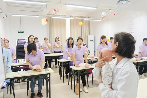 生孩子是月嫂照顾好还是自己家人照顾好？(图1)