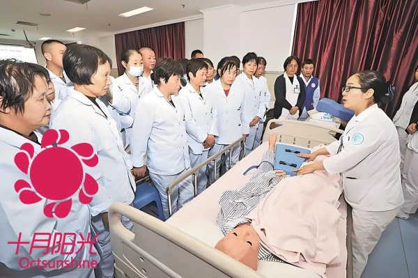 护工智慧养老特训:智能设备操作与科技护理全解析(图1) 护工智慧养老特训:智能设备操作与科技护理全解析(图1)