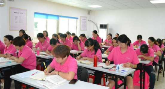 月嫂培训难不难？零基础也能学会吗？(图1)